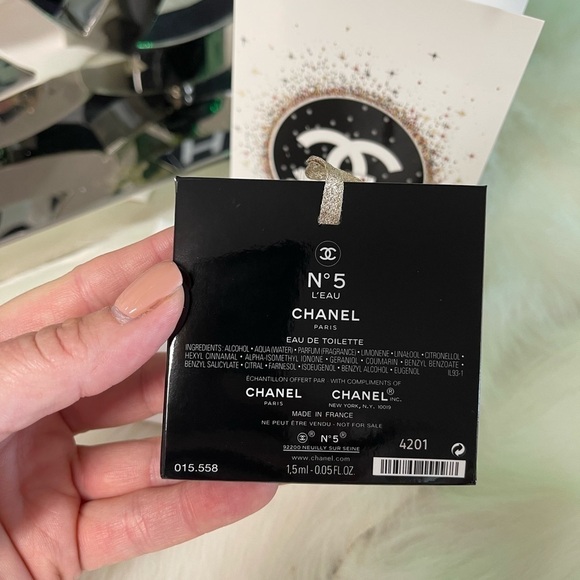 AUTHENTIC CHANEL NO 5 L’EAU MINIATURE PERFUME & CHRISTMAS CARD 2019 COLLECTIBLE - Picture 6 of 11